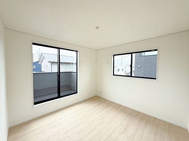 2階東側6.6帖洋室、別角度。「ランプはどんなデザインにしようかな?」「ベッドのサイズはどれくらいがいいだろう?」など、自分の部屋になったらどのようにレイアウトしようかと楽しく想像してみてください。