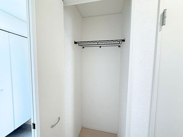 掃除用具やトイレットペーパーなどの日用品をしまえる1階の廊下収納♪居室の収納とは別に収納スペースがあることで、気兼ねなくサッとしまえてサッと取り出せます。