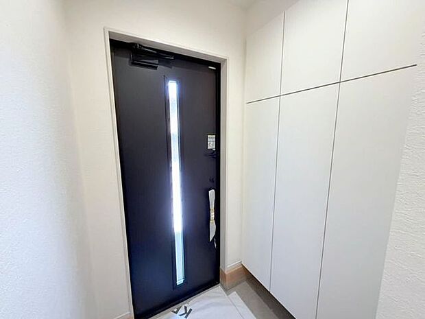 玄関ドアに窓があることで明るい印象に。また、たっぷりしまえる収納スペース付きなので玄関がスッキリ片付きます。片付いている玄関は気分もスッキリしますね♪