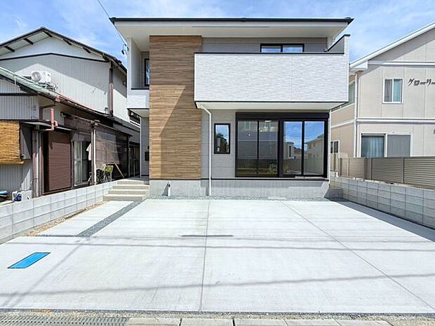 毎日見る外観だからこそ、飽きのこない色合いがうれしい。季節の花々や木々を鉢に植えて、雑貨やライトも飾って外観から素敵なお家へと演出してみませんか？