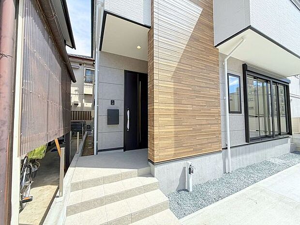 玄関ポーチは屋根付きで、雨天時にゆとりをもって傘をさしたり、たたんだりができます。また、ドアの開閉時に雨風が室内に吹き込みにくいのもうれしいポイントです。