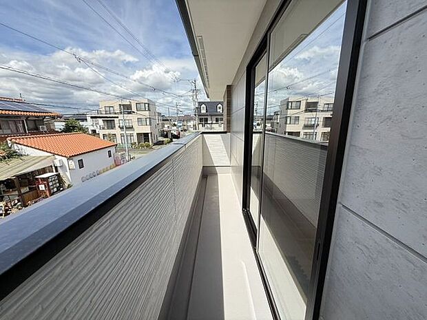 洗濯物やお布団などをたっぷり干せて、天日干ししやすい屋根なしバルコニー（西向き）。屋根がないことで室内にも日差しが届きやすく明るい空間が作れます。