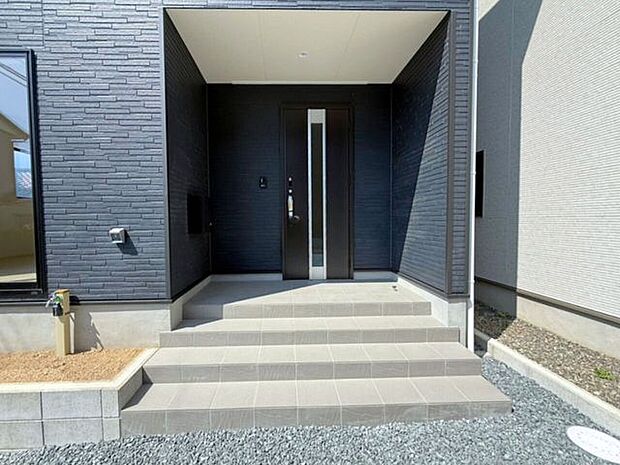 玄関ポーチは屋根付きで、雨天時にゆとりをもって傘をさしたり、たたんだりができます。また、ドアの開閉時に雨風が室内に吹き込みにくいのもうれしいポイントです。