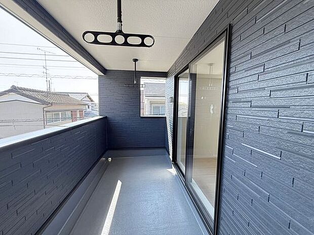 屋根付きバルコニー（南向き）は、お天気が変わりやすい時期の心配が軽減され、鳥のフンなどからもお洗濯を守ってくれます。また、陰干ししなければいけない服なども干しやすいです♪
