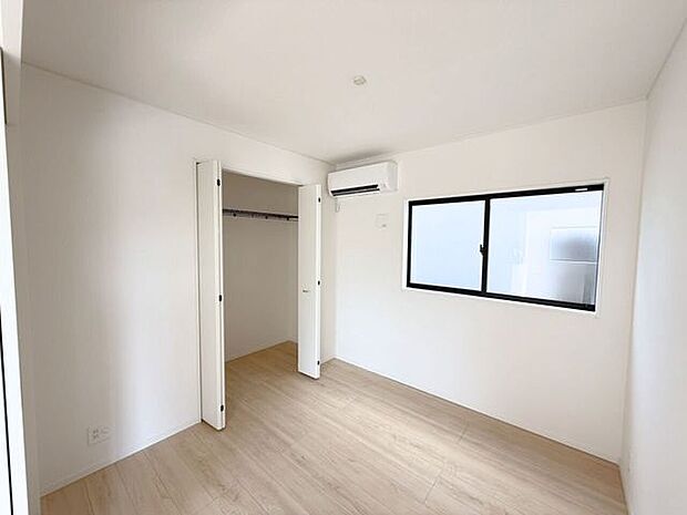 1階4.5帖洋室。生活スタイルに合わせて使用できる1階のお部屋はなにかと便利！収納スペース付きなので、階段の昇り降りが辛くなってくる老後のためにも寝室として使用できるお部屋があると助かります♪