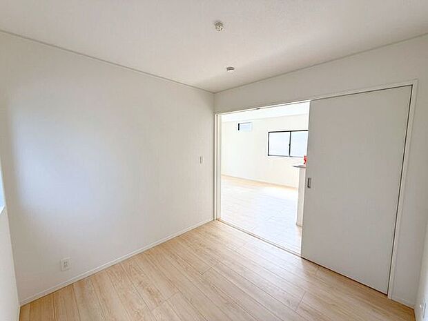1階4.5帖洋室、別角度。このお部屋でどんな時間を過ごしたいと思いますか？ゆったり就寝するスペース、テレビを設置して映画鑑賞用スペース、トレーニング用品を置いて自分だけのジムなんてのもいいですよね♪
