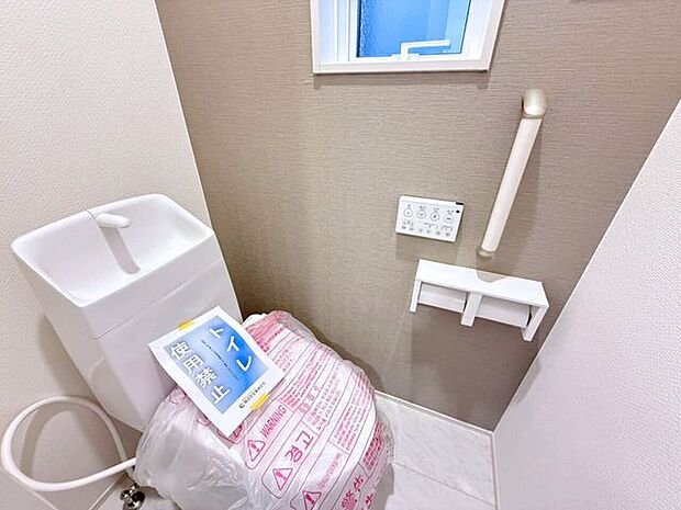 1階トイレ。2連のペーパーホルダーは一度に2ロールセットすることができるので、交換する手間を減らすことができ、棚が付いているのでケータイを置いたり、小物を飾って空間を彩ったりできます♪