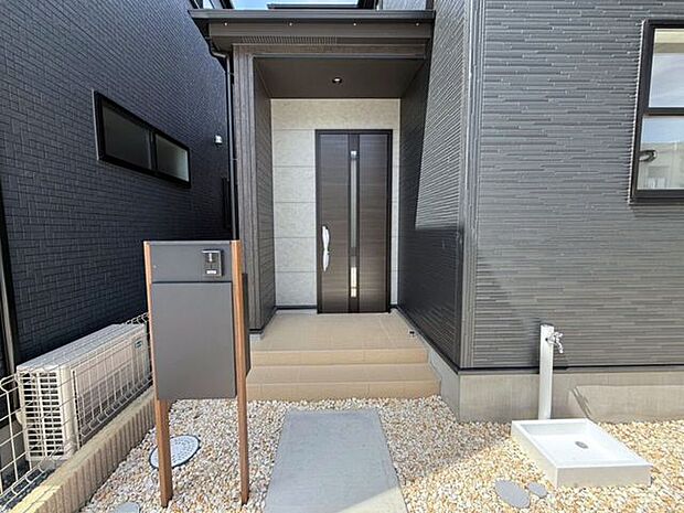 玄関ポーチは屋根付きで、雨天時にゆとりをもって傘をさしたり、たたんだりができます。また、ドアの開閉時に雨風が室内に吹き込みにくいのもうれしいポイントです。