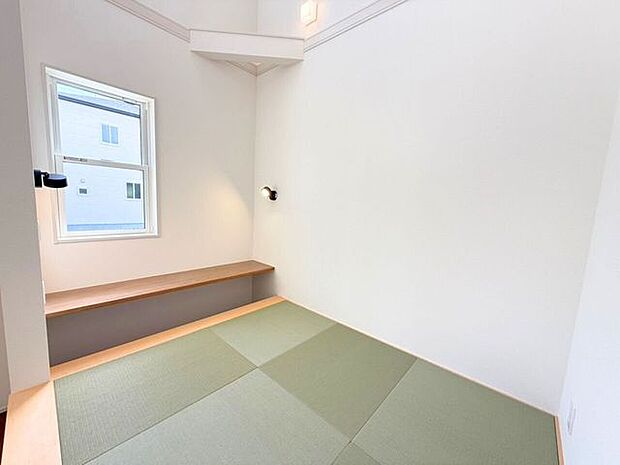 畳コーナーには上部に吹き抜けがございます。天井が高く開放感のある吹抜けは自然光が降り注ぎ明るくなります。また、視界が広がることで、お部屋がより広く感じられる効果も♪
