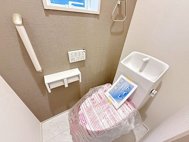 1階トイレ。2連のペーパーホルダーは一度に2ロールセットすることができるので、交換する手間を減らすことができ、棚が付いているのでケータイを置いたり、小物を飾って空間を彩ったりできます♪