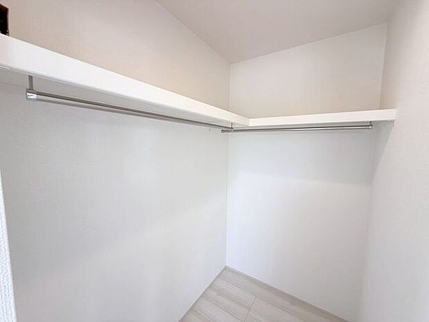 2階南東5.25帖洋室内ウォークインクローゼット。衣類はもちろん、カバンや靴などの小物や、スーツケースなどの大きめな物も収納できるので、旅行や出張時の準備もスムーズに。