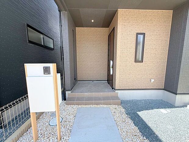 玄関の開閉時に室内が見えてしまうのってなんだかちょっと抵抗がありますよね?こちらのお家は玄関の向きが道路側から見えにくい向きなので、視線が気になりにくいですよ♪