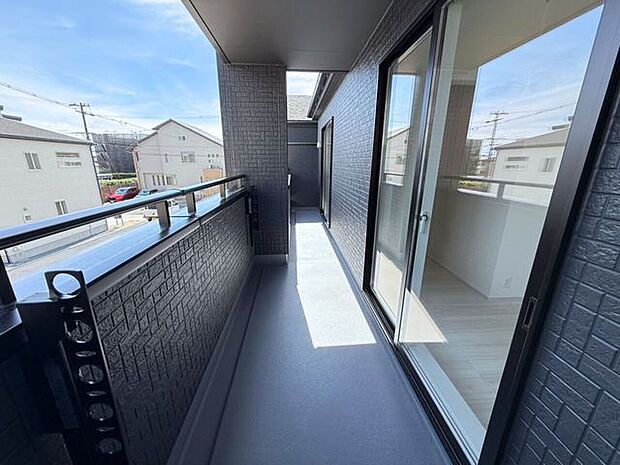 (南東向き)バルコニーは片側が屋根なし、もう片方側が屋根付きです♪屋根なし側は洗濯物やお布団などを天日干ししやすく、屋根付き側はお天気が変わりやすい時期の心配が軽減されます。