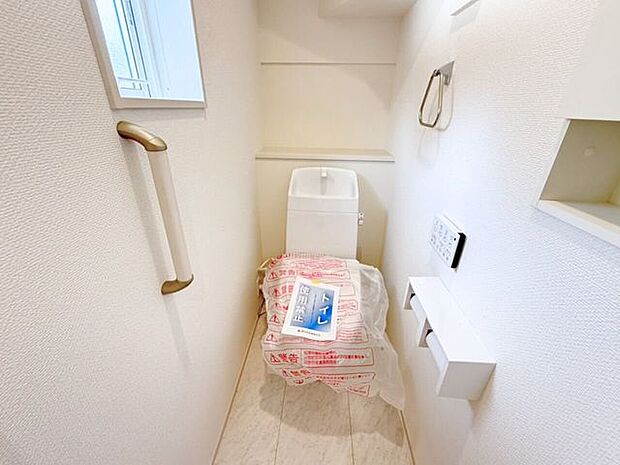 1階トイレ。2連のペーパーホルダーは一度に2ロールセットすることができるので、交換する手間を減らすことができ、棚が付いているのでケータイを置いたり、小物を飾って空間を彩ったりできます♪