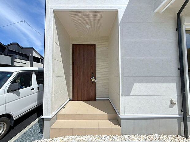 玄関ポーチは屋根付きで、雨天時にゆとりをもって傘をさしたり、たたんだりができます。また、ドアの開閉時に雨風が室内に吹き込みにくいのもうれしいポイントです。
