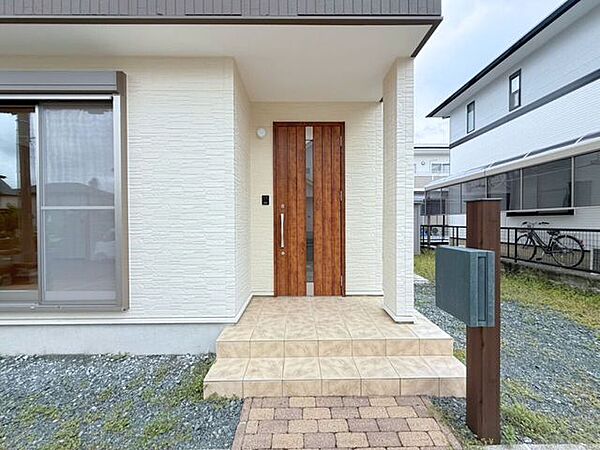 玄関ポーチは屋根付きで、雨天時にゆとりをもって傘をさしたり、たたんだりができます。また、ドアの開閉時に雨風が室内に吹き込みにくいのもうれしいポイントです。