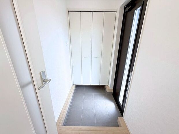 玄関ドアに窓があることで明るい印象に。また、たっぷりしまえる収納スペース付きなので玄関がスッキリ片付きます。片付いている玄関は気分もスッキリしますね♪