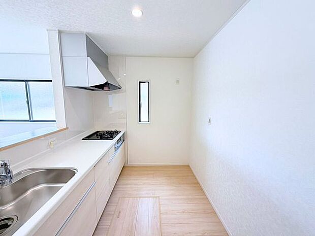 キッチン背面にカップボードを設置希望の方は是非弊社で一度ご相談ください♪様々なバリエーションの中から使いやすさやデザインなどを一緒に楽しく選びましょう♪