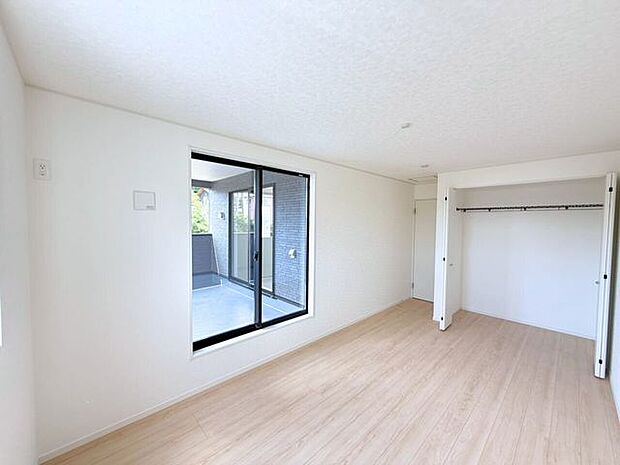 2階8帖洋室。たっぷりしまえるクローゼット付で毎日のコーディネートが楽しくなります。「今日は何を着ようかな?」心をウキウキさせながら、お気に入りの服を選ぶ楽しみを。