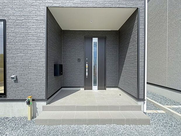 玄関ポーチは屋根付きで、雨天時にゆとりをもって傘をさしたり、たたんだりができます。また、ドアの開閉時に雨風が室内に吹き込みにくいのもうれしいポイントです。