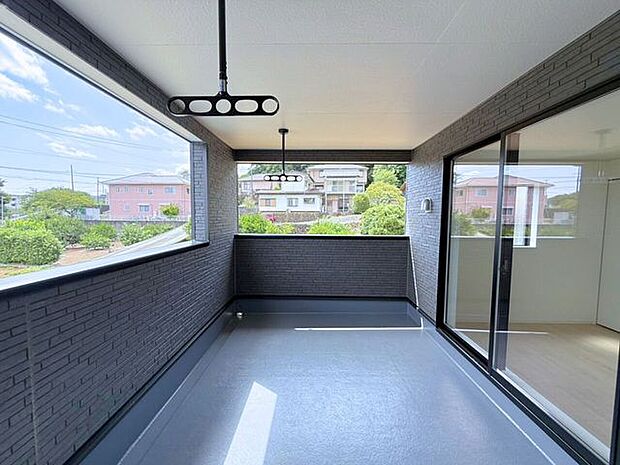 屋根付きバルコニー(南向き)は、お天気が変わりやすい時期の心配が軽減され、鳥のフンなどからもお洗濯を守ってくれます。また、陰干ししなければいけない服なども干しやすいです♪
