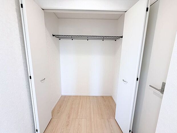 掃除用具やトイレットペーパーなどの日用品をしまえる2階のホール収納♪居室の収納とは別に収納スペースがあることで、気兼ねなくサッとしまえてサッと取り出せます。