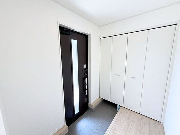 玄関ドアに窓があることで明るい印象に。また、たっぷりしまえる収納スペース付きなので玄関がスッキリ片付きます。片付いている玄関は気分もスッキリしますね♪