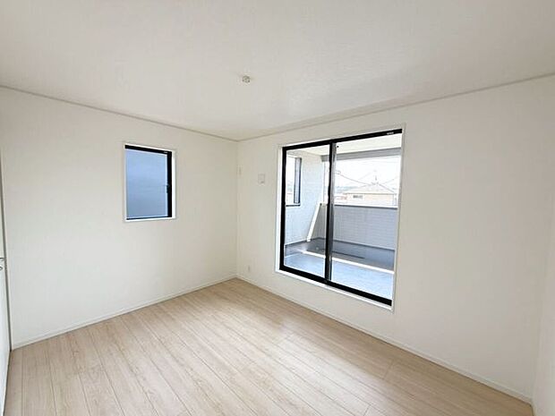 2階6.5帖洋室。屋根付きバルコニーに面したお部屋は、バルコニーにテーブルセットを置いてティータイムを楽しんだり、ハンモックや植物を置いてリラックススペースなどにする楽しみ方もできます。