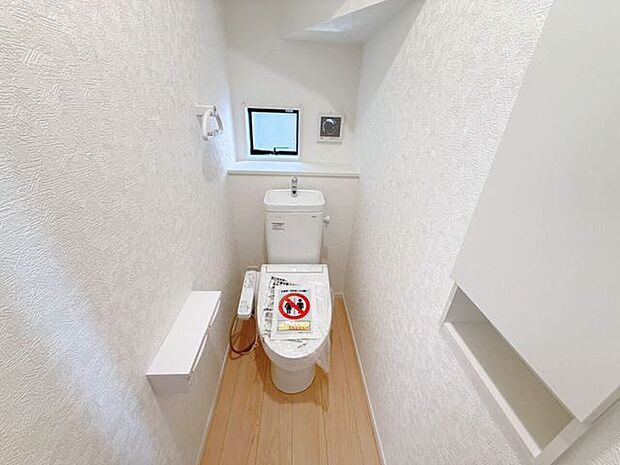 1階トイレ。2連のペーパーホルダーは一度に2ロールセットすることができるので、交換する手間を減らすことができ、棚が付いているのでケータイを置いたり、小物を飾って空間を彩ったりできます♪