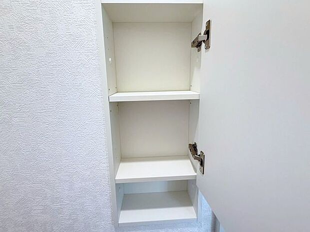 トイレ内収納。トイレットペーパーやトイレ洗剤などトイレ内に置きたいけど置き場所に困るものなどをしまえて便利な収納付きです♪芳香剤のストックなども可能に♪