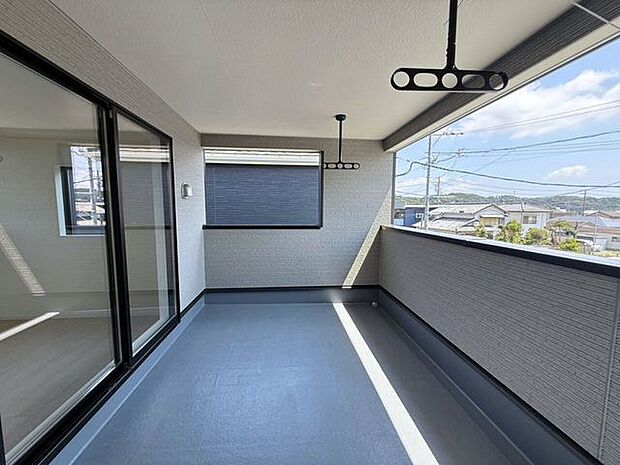 屋根付きバルコニー(南向き)は、お天気が変わりやすい時期の心配が軽減され、鳥のフンなどからもお洗濯を守ってくれます。また、陰干ししなければいけない服なども干しやすいです♪