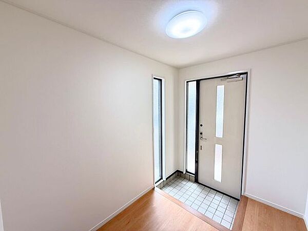 玄関ドアに窓があることで開放的で明るい印象に。収納ボックス等がないので、お好きな家具を購入して設置し、玄関からコーディネートしてみるのもいいですね♪