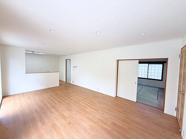 自然と家族が集まり、家族と食事を楽しみ、一緒にテレビを見て笑ったり、のんびりくつろいだりできるのがLDK。是非家族と素敵な時間をこの場所で♪