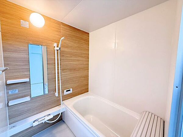 シャワーヘッドの位置を調整できるシャワースライドバー付き。髪を洗う時、体を洗う時、毎日のように使うからこそ、自分の好きな高さで浴びられるちょっとした便利さが嬉しい♪