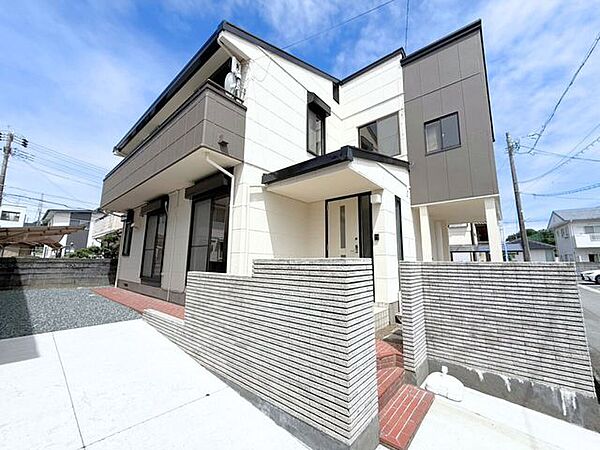 毎日見る外観だからこそ、飽きのこない色合いがうれしい。季節の花々や木々を鉢に植えて、雑貨やライトも飾って外観から素敵なお家へと演出してみませんか？