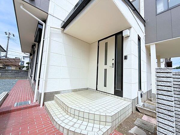 玄関ポーチは屋根付きで、雨天時にゆとりをもって傘をさしたり、たたんだりができます。また、ドアの開閉時に雨風が室内に吹き込みにくいのもうれしいポイントです。
