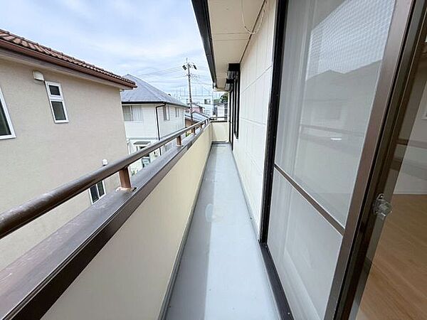 洗濯物やお布団などをたっぷり干せて、天日干ししやすい屋根なしバルコニー（南向き）。屋根がないことで室内にも日差しが届きやすく明るい空間が作れます。