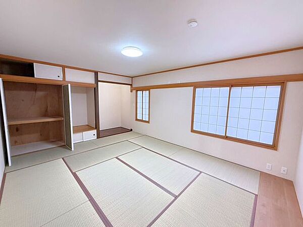 1階和室約10帖。座卓やこたつを置けば居間や客間として使用でき、布団を敷けば「寝室」としても使用可能♪使い勝手がいいのが和室の良さです。収納スペース付き♪