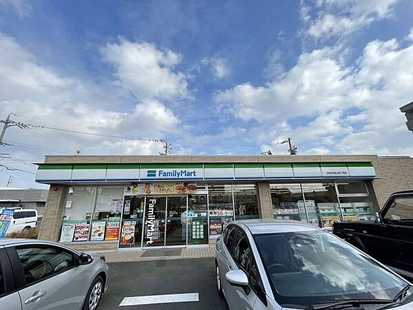 コンビニ ファミリーマート浜松半田山四丁目店 650m