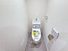 トイレ：シンプルな内装と清潔感のある白いトイレ。毎日のトイレタイムは落ち着ける空間がいいですよね。トイレは新品ですので、新生活を気持ちよくスタートできますよ♪
