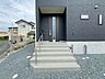 外観：玄関ポーチは屋根付きで、雨天時にゆとりをもって傘をさしたり、たたんだりができます。また、ドアの開閉時に雨風が室内に吹き込みにくいのもうれしいポイントです。