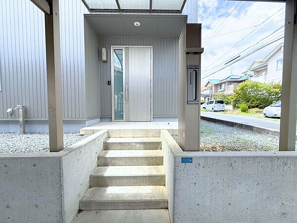 玄関ポーチは屋根付きで、雨天時にゆとりをもって傘をさしたり、たたんだりができます。また、ドアの開閉時に雨風が室内に吹き込みにくいのもうれしいポイントです。