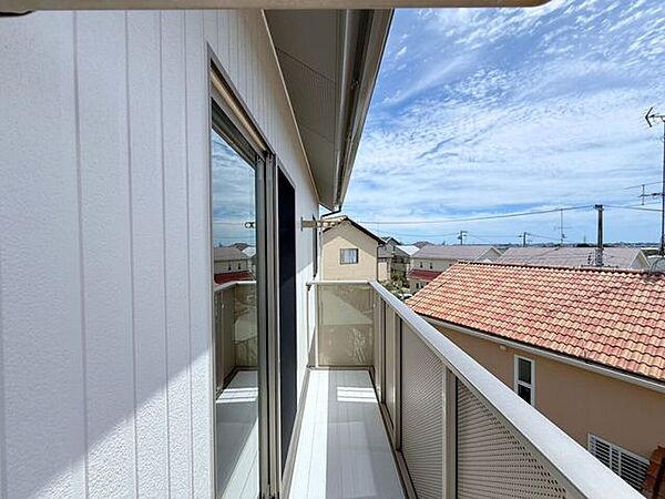 洗濯物やお布団などをたっぷり干せて、天日干ししやすい屋根なしバルコニー（南向き）。屋根がないことで室内にも日差しが届きやすく明るい空間が作れます。