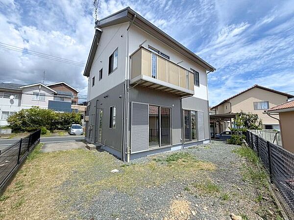 春にはチューリップ、夏にはヒマワリ、秋にはコスモス、冬にはパンジー。花壇をつくって四季折々の花々を楽しむ喜びを味わいませんか？色とりどりの花々は気分も明るく華やかになりますよ♪