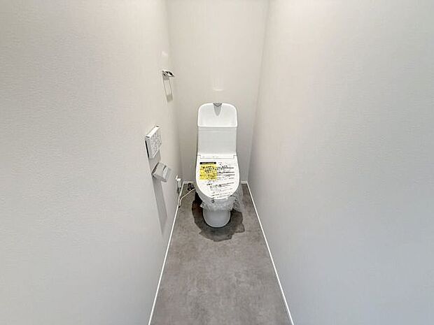 2階トイレ。シンプルな内装と清潔感のある白いトイレ。毎日のトイレタイムは落ち着ける空間がいいですよね。手洗い付きのトイレなので手を洗うこともでき、また、タオルを設置できるタオル掛けもあります。