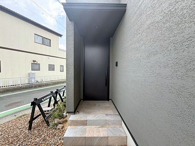 玄関ポーチは屋根付きで、雨天時にゆとりをもって傘をさしたり、たたんだりができます。また、ドアの開閉時に雨風が室内に吹き込みにくいのもうれしいポイントです。