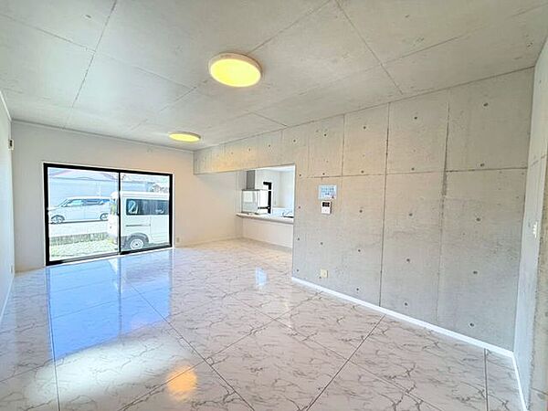 自然と家族が集まり、家族と食事を楽しみ、一緒にテレビを見て笑ったり、のんびりくつろいだりできるのがLDK。是非家族と素敵な時間をこの場所で♪