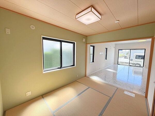 約6帖和室、別角度。夏場は涼しく感じられ、冬場は足元の冷えを和らげてくれる畳は、フローリングに比べて足音が響きにくく、また転倒しても怪我をしにくい利点があります。