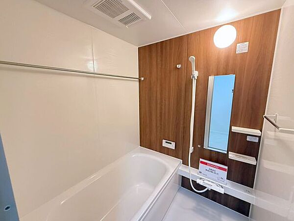 シャワーヘッドの位置を調整できるシャワースライドバー付き。髪を洗う時、体を洗う時、毎日のように使うからこそ、自分の好きな高さで浴びられるちょっとした便利さが嬉しい♪