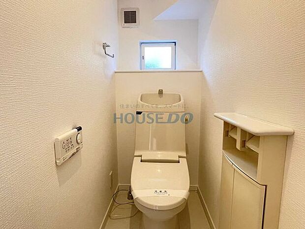 白を基調とした清潔感のあるトイレです。温水洗浄暖房便座で冬でも便座が暖かいですよ♪窓がついているので換気もばっちりです。